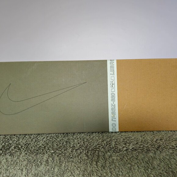 Lebron 18 Lakers colorway Basketball shoes mens size 9.5 LIKE NEW CONDITION - Picture 12 of 13